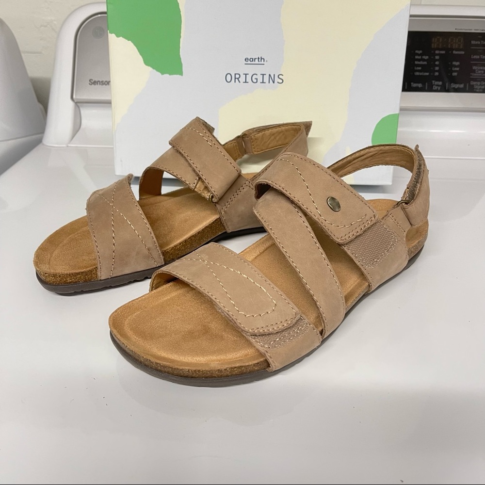 Sandals Earth Origins New with box size 9 leather
